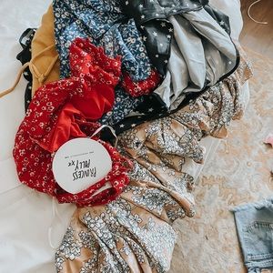 Posting goodies! All NWT 💛☄️